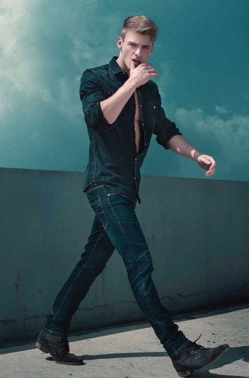 Walking-pose-male-model-poses